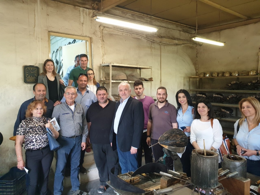 Επίσκεψη του Κώστα Λύρου στην Βιοτεχνία Μουσικών Οργάνων  Μάτσικας ΑΒΕΕ στη Μάστρου του Δ.Δ. Οινιαδών