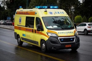 Τραγωδία στη Θήβα: 63χρονος πέθανε στο πεζοδρόμιο περιμένοντας ασθενοφόρο από τη Λιβαδειά