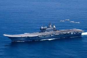 Το ινδικό αεροπλανοφόρο INS Vikrant κατευθύνεται προς το Πακιστάν