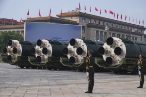 Τα νέα όπλα της Κίνας που παρουσιάστηκαν στη μεγαλειώδη στρατιωτική παρέλαση προβληματίζουν την Δύση (βίντεο)