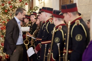 Οι ευχές Μητσοτάκη για τα Χριστούγεννα και οι… προτάσεις για βιβλία