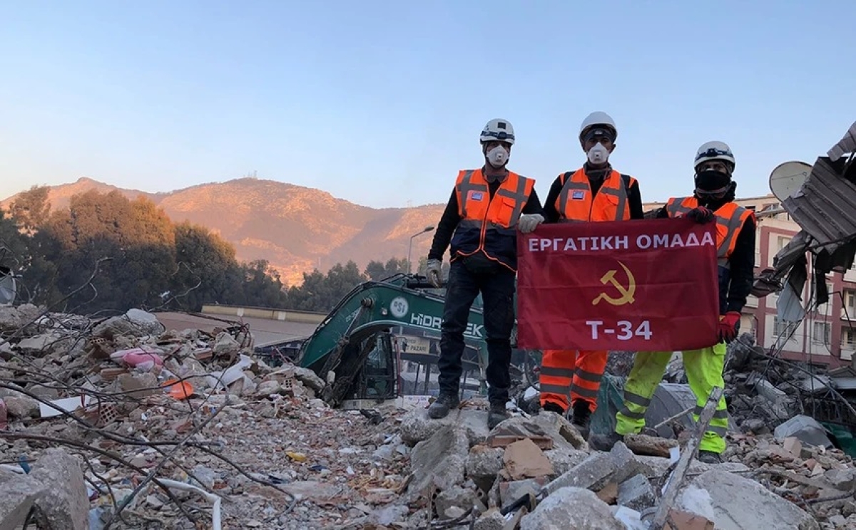 Τρεις Έλληνες διασώστες συνελήφθησαν στην Τουρκία επειδή άνοιξαν σημαία με σφυροδρέπανο