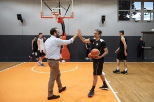 Κυριάκος Μητσοτάκης και Νεκτάριος Φαρμάκης «μονομάχησαν» στο παρκέ