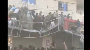 Τραγικές εικόνες στη Γάζα: Μπαλκόνι κατέρρευσε λόγω δεκάδων Παλαιστινίων που πήγαιναν να πάρουν φαγητό (βίντεο)