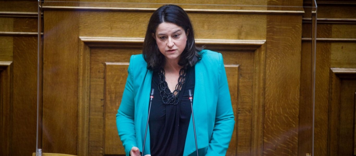 Βίντεο-σοκ: Η Ν.Κεραμέως πέταξε κάτω την ελληνική σημαία σαν σκουπίδι και την παράτησε εκεί!
