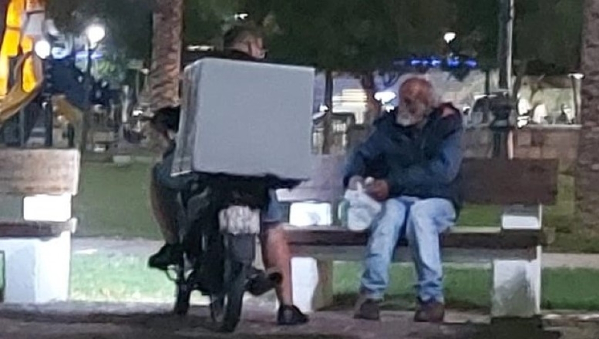 Τα social media αποθεώνουν τον ντελιβερά που έδωσε φαγητό σε άστεγο στην Πάτρα