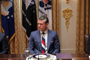 Η γραβάτα του Αμερικανού ΥΠΑΜ στα χρώματα της ρωσικής σημαίας στην συνάντηση Ν.Τραμπ – Β.Ζελένσκι (φωτο)