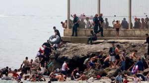 Θέουτα: Πώς 3.000 Ισπανοί σταμάτησαν την εισβολή 50.000 αλλοδαπών σε 12 ώρες – Η Ισπανία θα βομβάρδιζε το Μαρόκο!
