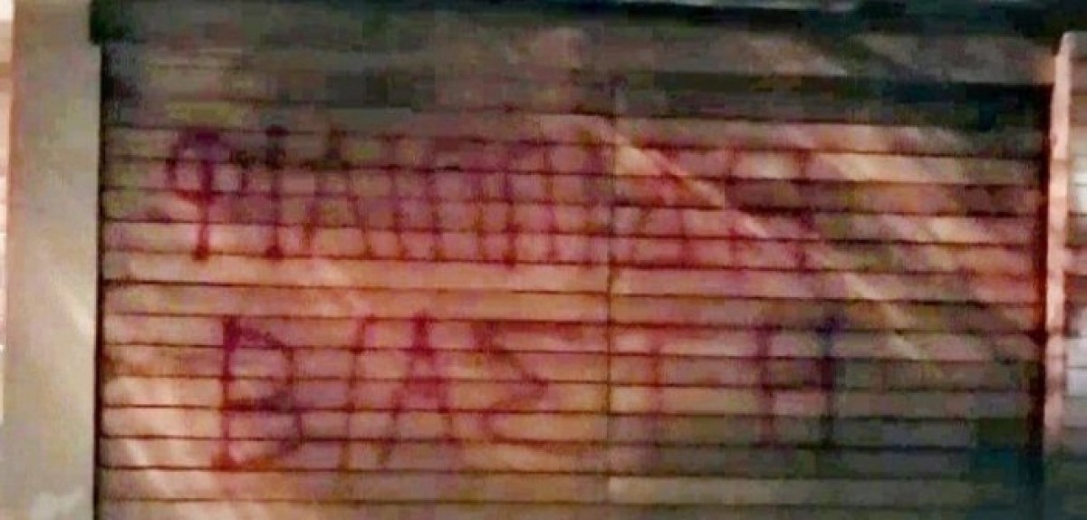 Παρέμβαση Ρουβίκωνα έξω από το σπίτι του Πέτρου Φιλιππίδη
