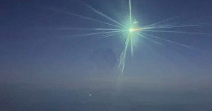 Νέο βίντεο από την «μπάλα» πράσινης «φωτιάς» που πέταξε πάνω από τον ουρανό της Μόσχας!