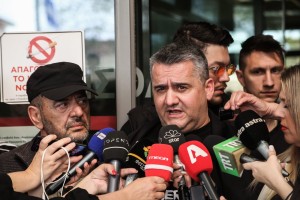 Δημήτρης Πλακιάς κατά Γεωργιάδη για Τέμπη: «Θέλω να απαντήσω στο σκουπίδι αυτό ότι τα παιδιά μας τα δολοφονήσατε»