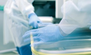 Με Τεχνητή Νοημοσύνη και Ψηφιακό Βοηθό θα γίνονται οι νεκροτομές από τους ιατροδικαστές