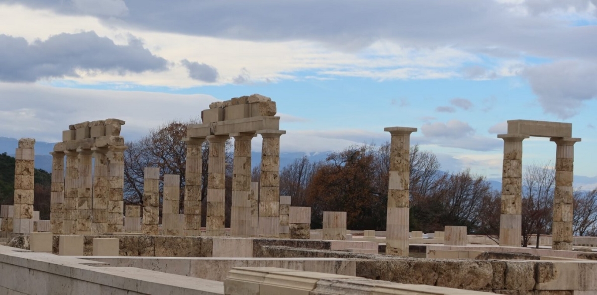 Εγκαινιάζεται το μεσημέρι από τον Κ. Μητσοτάκη το αναστηλωμένο ανάκτορο του Φιλίππου Β’ στις Αιγές – Το μεγαλύτερο οικοδόμημα της κλασικής αρχαιότητας