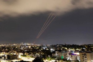 Σφοδρή πυραυλική απάντηση στο Ισραήλ από το Ιράν: Κτυπήθηκαν η Χάιφα, το Τελ Αβίβ, η Γαλιλαία κλπ. (βίντεο)