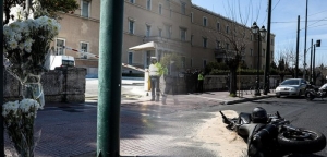 Τροχαίο στη Βουλή: Το βίντεο από τη στιγμή του δυστυχήματος