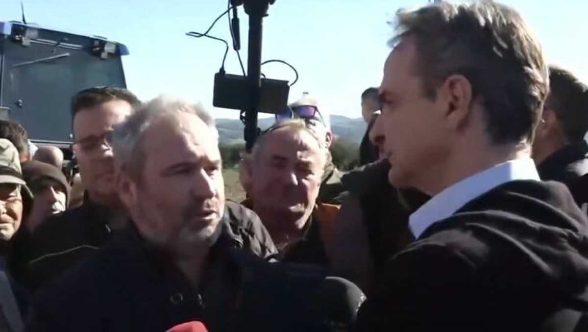 Ο Μητσοτάκης στο μπλόκο των αγροτών της Βόνιτσας: «Ούτε γκαρσόνια θα γίνετε, ούτε θα φύγετε στη Γερμανία» (VIDEO)