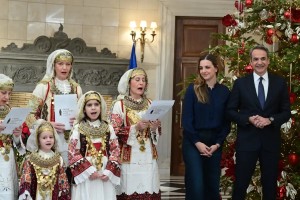 Μέγαρο Μαξίμου: Ο Μητσοτάκης άκουσε τα πρωτοχρονιάτικα κάλαντα μαζί με την κόρη του, Σοφία