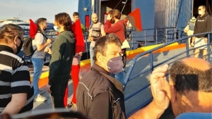 «Άντε βρείτε καμιά δουλειά!»: Ταξιδιώτες στον Πειραιά απομάκρυναν τους… επαγγελματίες συνδικαλιστές που εμπόδιζαν τον απόπλου