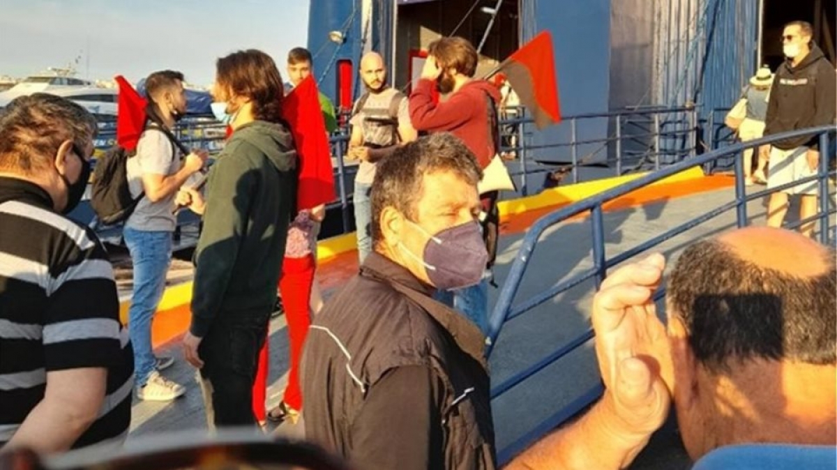 «Άντε βρείτε καμιά δουλειά!»: Ταξιδιώτες στον Πειραιά απομάκρυναν τους… επαγγελματίες συνδικαλιστές που εμπόδιζαν τον απόπλου