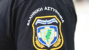 Χειροπέδες σε αστυνομικούς για εμπόριο ναρκωτικών - Έπαιρναν κατασχεμένες ουσίες και τις πωλούσαν σε χρήστες, πάνω από €5 εκατ. τα κέρδη