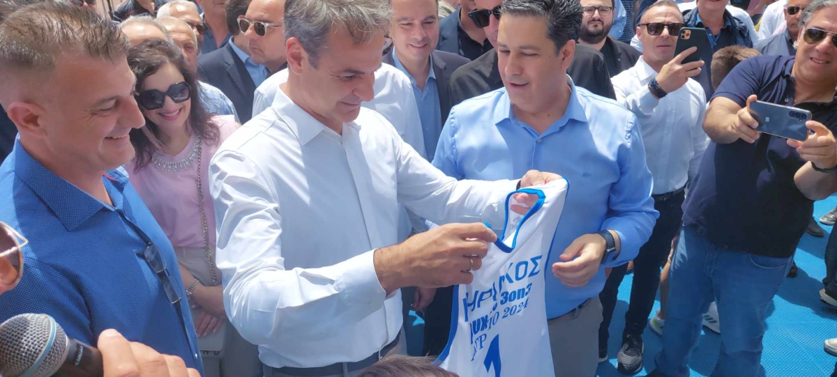 Αγρίνιο: Έριξε τις βολές του ο Κυριάκος Μητσοτάκης στο γηπεδάκι 3x3 στην πλατεία (video - εικόνες)