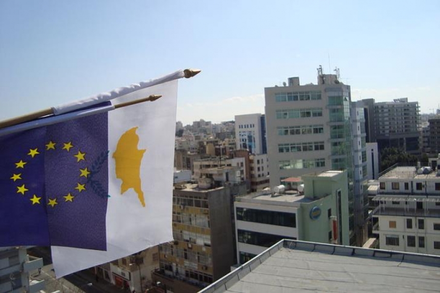 Ο βολικός καναπές βυθίζεται όλο και περισσότερο