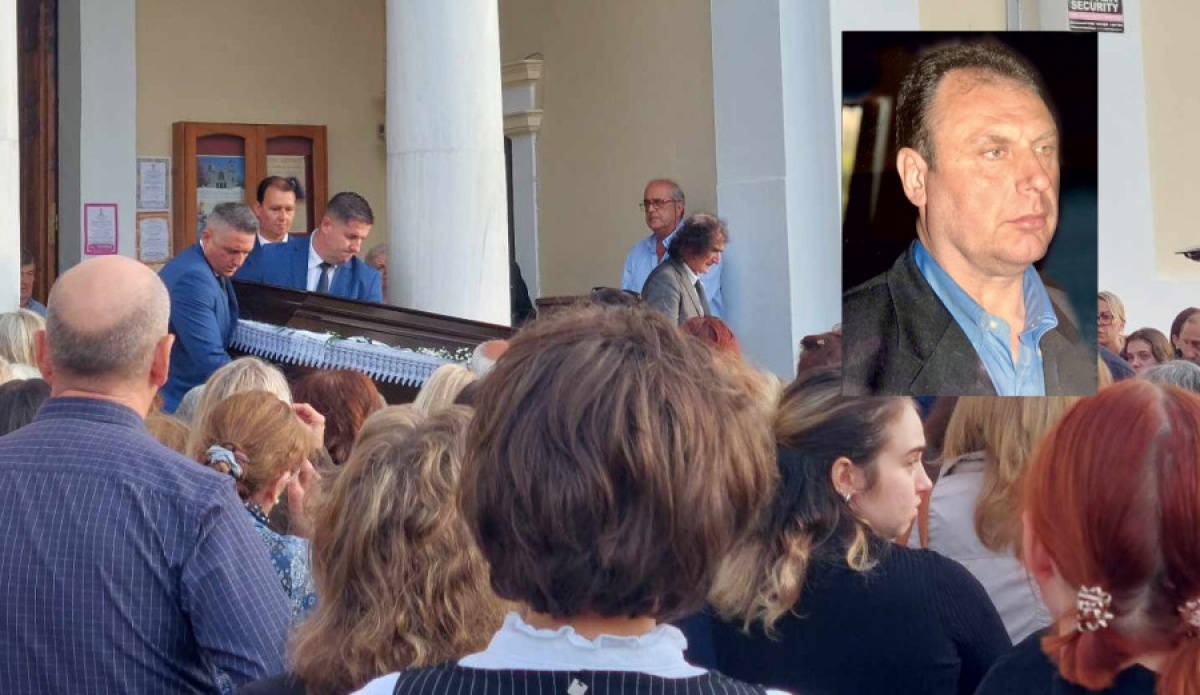 Αγρίνιο: Πλήθος κόσμου στην κηδεία του γιατρού Θ. Παπαπάνου – Συγκίνηση στο ύστατο “χαίρε” (εικόνες)