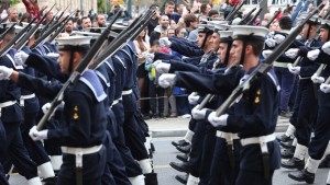 ΣΜΥΝ: «Στα μαλάκα» χωρίς ποινές απόταξης και αποβολές για τα συνθήματα στην παρέλαση της 25ης Μαρτίου