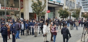 Πάτρα: Στο Επιμελητήριο ο Πέτσας- Αποδοκιμασίες έξω από το Δημαρχείο – Δείτε VIDEO