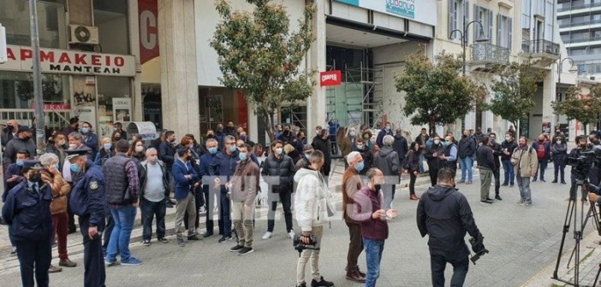 Πάτρα: Στο Επιμελητήριο ο Πέτσας- Αποδοκιμασίες έξω από το Δημαρχείο – Δείτε VIDEO