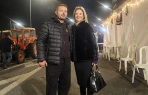 Στο μπλόκο της Νίκαιας η Καρυστιανού – Eξέφρασε τη στήριξή της στις αγροτικές κινητοποιήσεις