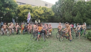 Γυμνή ποδηλατοδρομία στο κέντρο της Θεσσαλονίκης (βίντεο)