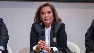 Η Ν.Μπακογιάννη παραδέχτηκε ότι υπάρχει κουμπαριά μεταξύ της οικογένειας του «Φραπέ» και εκείνης του Κ.Μητσοτάκη!