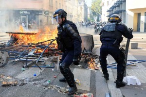 ΓΑΛΛΙΑ: ΚΟΙΝΩΝΙΚΟΣ ΑΝΑΒΡΑΣΜΟΣ Παρίσι: «Φλέγονται» οι δρόμοι από νέες διαδηλώσεις