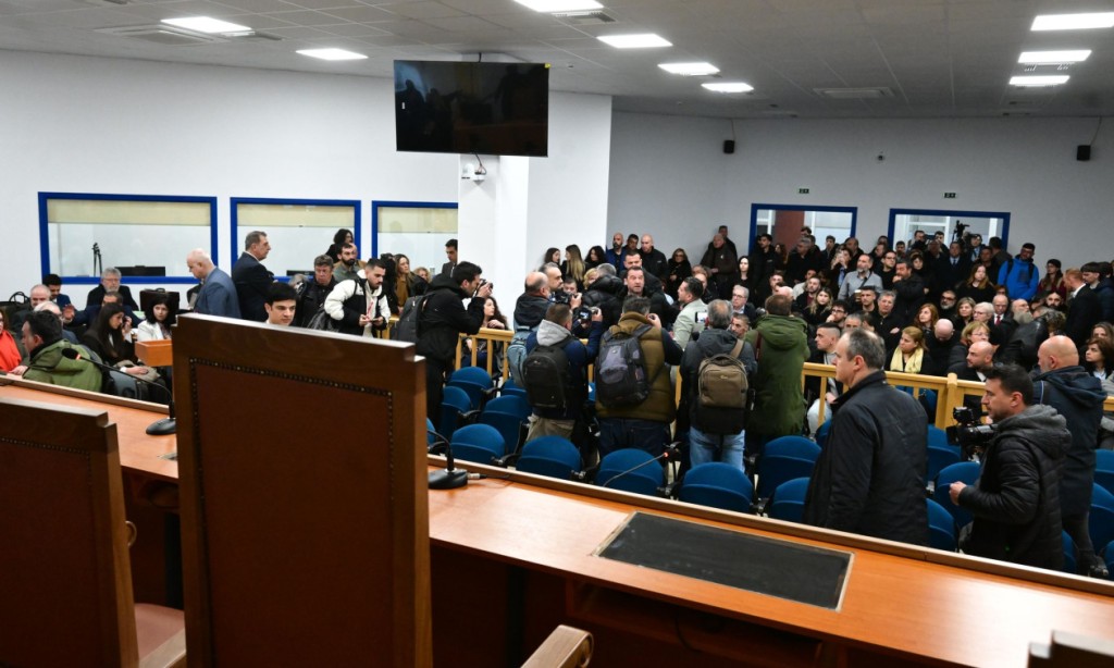 Δίκη για τα Τέμπη: Συνεχίζεται σήμερα με αυστηρά μέτρα, καθολικό έλεγχο και αλλαγές στην αίθουσα