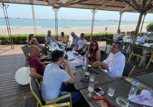 Συναντήθηκαν με Βαρουφάκη μέλη της Επιτροπής Αγώνας ενάντια στην ΠΟΑΥ του Δήμου Ξηρομέρου