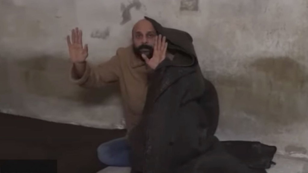 Συγκλονιστικό βίντεο: Η στιγμή της απελευθέρωσης κρατούμενου σε φυλακή του Άσαντ - «Θεέ μου υπάρχει φως»