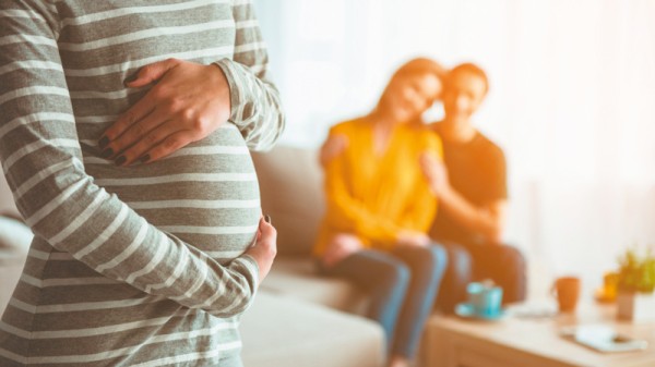 Ανάλυση: Ο Γιώργος Φλωρίδης, η παρένθετη μητρότητα και οι ενοικιαζόμενες μήτρες