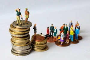 Η οικονομική ανισότητα «δυναμιτίζει» τα θεμέλια της κοινωνίας και την Δημοκρατία στην Ελλάδα: Το 2,8% κατέχει το 60% των καταθέσεων!