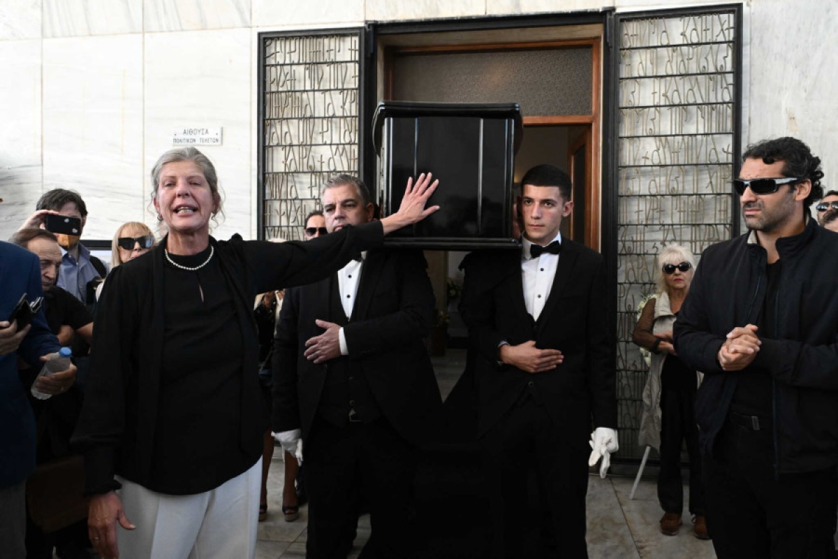 Κηδεία Σπύρου Φωκά: Το ζεϊμπέκικο της συζύγου του μπροστά στο φέρετρο