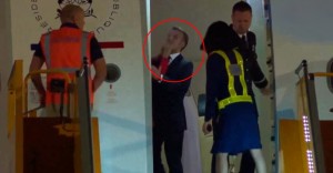Η Μπριζίτ χαστουκίζει τον Ε.Μακρόν ενώ άνοιγε η πόρτα του αεροσκάφους! (βίντεο)