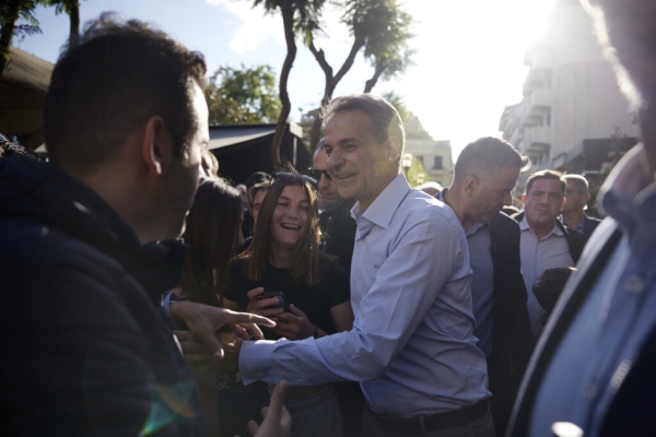 Η παρακάμερα της επίσκεψης Μητσοτάκη στο Αγρίνιο- selfies και χαλαρές κουβέντες (βίντεο)
