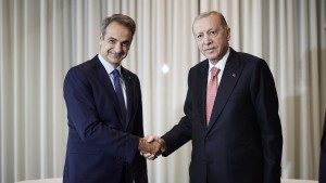 Με διαρροές η κυβέρνηση επιχειρεί να «ωραιοποιήσει» την ακύρωση της συνάντησης Ερντογάν-Μητσοτάκη