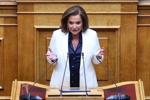 «Βολές» Ντόρας Μπακογιάννη: «Βλέπω αλαζονεία σε υπουργούς του Μητσοτάκη – Θα έλεγα να ξεκαβαλικέψουνε»