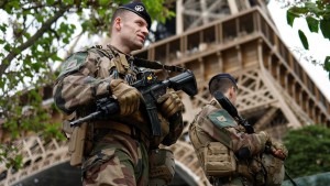 «Σχεδιο εξεγερσης» Ο Μακρόν κατεβάζει τον στρατό στους δρόμους