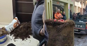 Φλώρινα: Αγρότες πέταξαν άχυρο και κοπριά στο γραφείο του βουλευτή της ΝΔ Σ.Παπασωτηρίου (βίντεο)