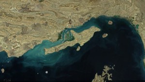 Στο χείλος νέας ανάφλεξης η Μέση Ανατολή: Οι ΗΠΑ έπληξαν το νησί Κεσμ, το Ιράν εξαπέλυσε πυραύλους σε Κουβέιτ και Μπαχρέιν
