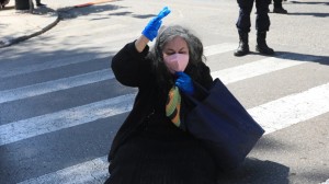 Ελένη Λουκά: Ξάπλωσε έξω από το Προεδρικό Μέγαρο - «Στην κυβέρνηση είναι &quot;άρρωστοι&quot; και &quot;διάβολοι&quot;»