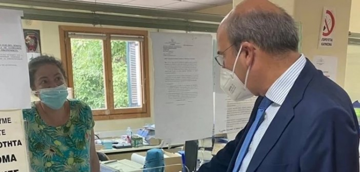 Κέρκυρα: Υπάλληλος του ΕΦΚΑ δεν… αναγνώρισε τον Χατζηδάκη – “Είμαι ο υπουργός, πιστέψτε με”