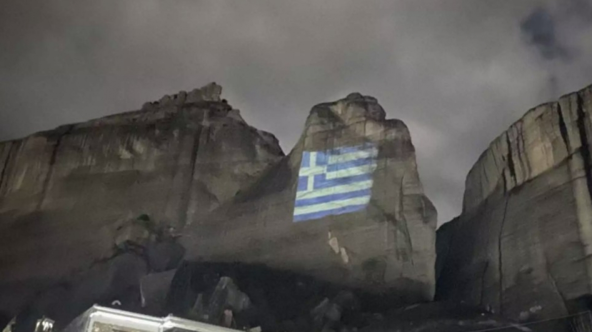 Γαλανόλευκη σημαία 2.500 τετραγωνικών μέτρων «στολίζει» τα Μετέωρα